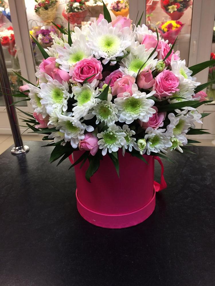 Цветочная композиция из Розы и Хризантемы в шляпной коробке в Ибреси